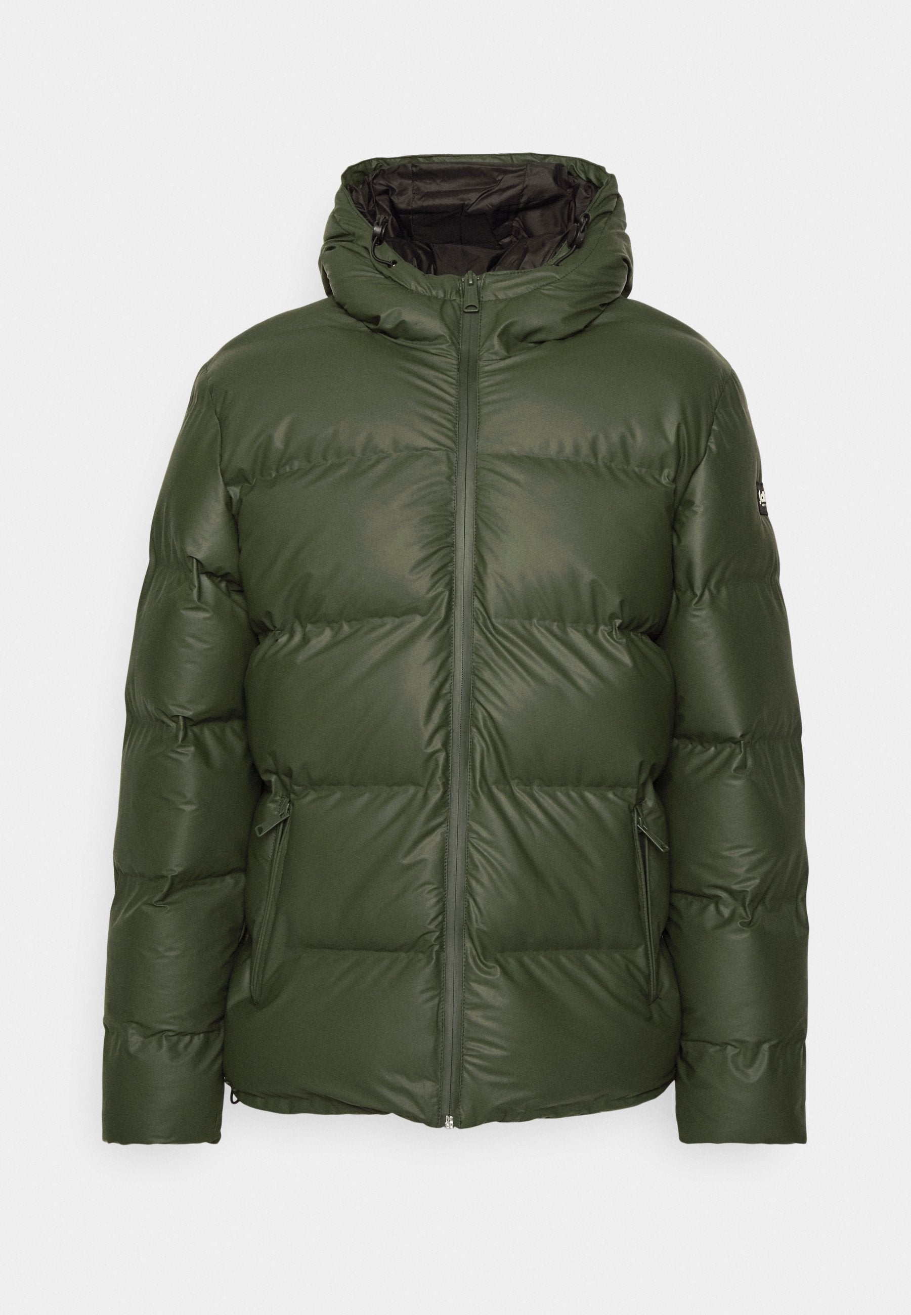 Grüne Daunenjacke mit Kapuze, mit glänzender Oberfläche, gestepptem Design, Frontreißverschluss und seitlichen Taschen.