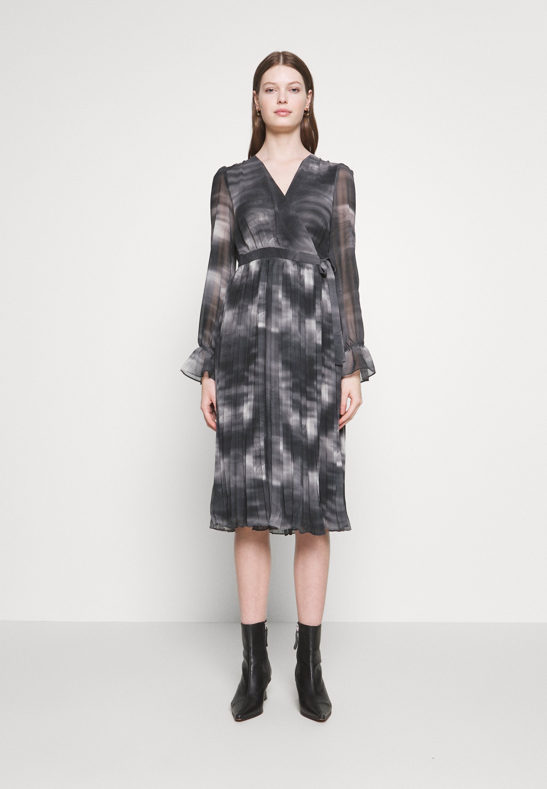 NA-KD TIE DYE MIDI PLEATED DRESS