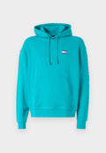 Hoodie aus leuchtend türkisfarbenem Stoff, mit einer Kängurutasche, gerippten Bündchen und einem kleinen Logopatch auf der Brust.