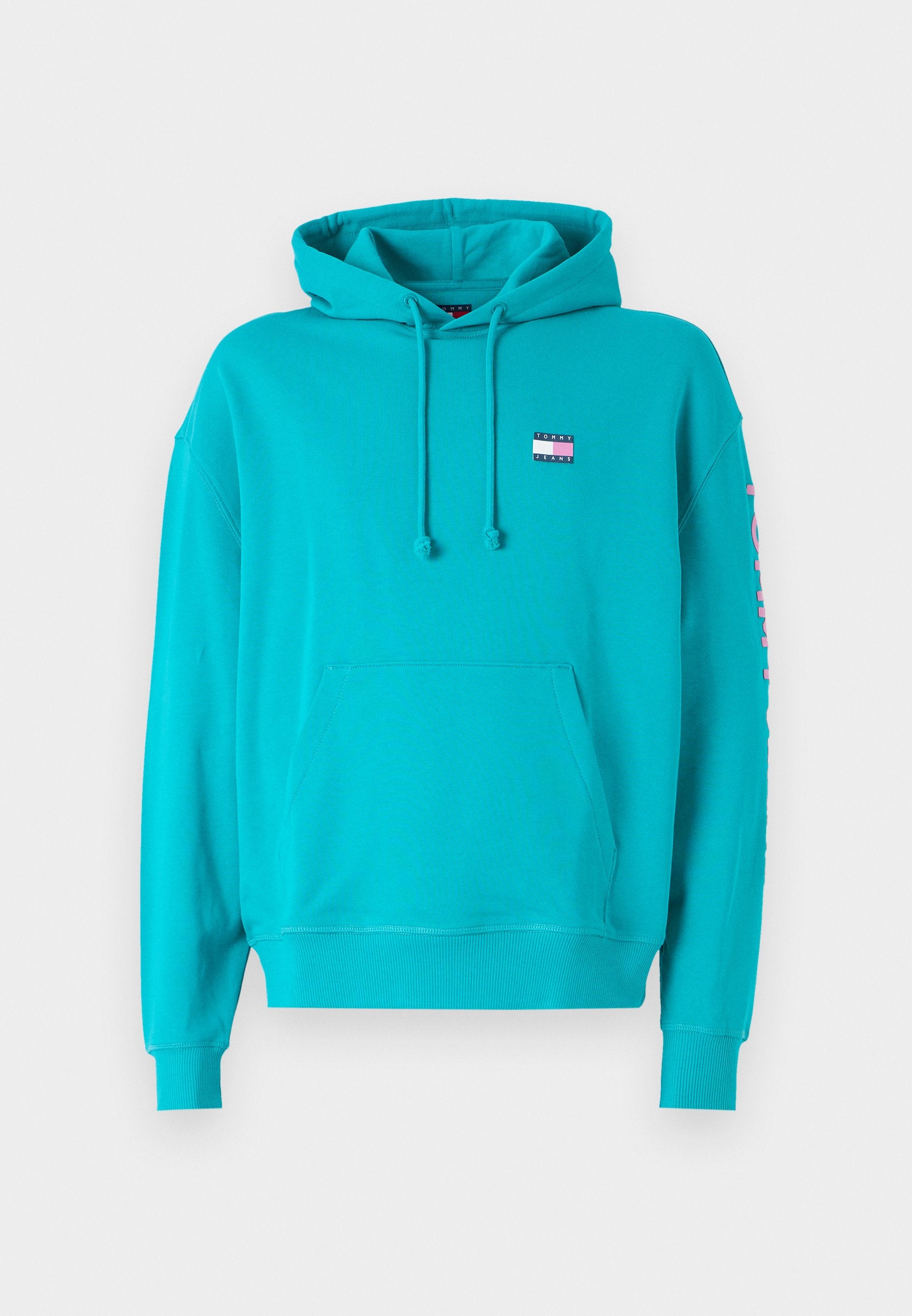 Hoodie aus leuchtend türkisfarbenem Stoff, mit einer Kängurutasche, gerippten Bündchen und einem kleinen Logopatch auf der Brust.