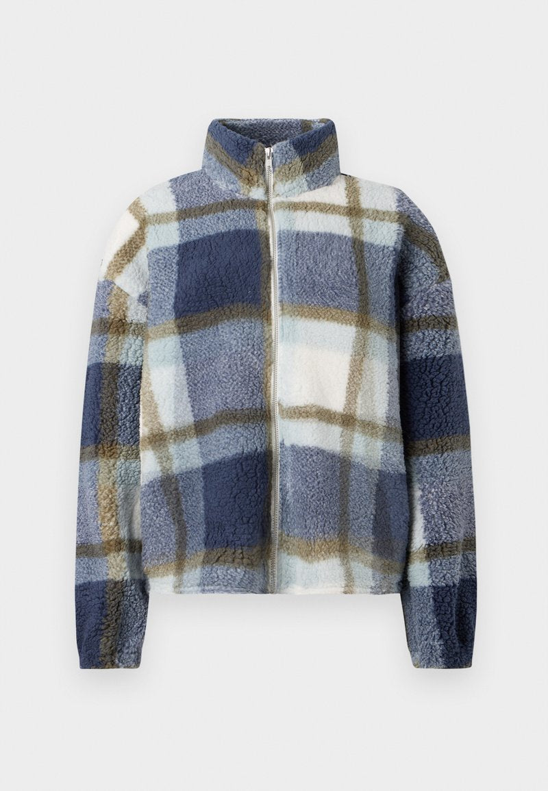 Fleecejacke mit hohem Kragen, die ein kariertes Muster in Blau, Hellblau und Beige aufweist. Vorderer Reißverschluss und strukturierte Stoffoberfläche.