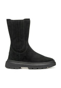 Schwarze Wildleder-Stiefelette mit runder Zehenform, elastischen Seitenpaneelen und einer dicken schwarzen Gummisohle mit Profilmuster.