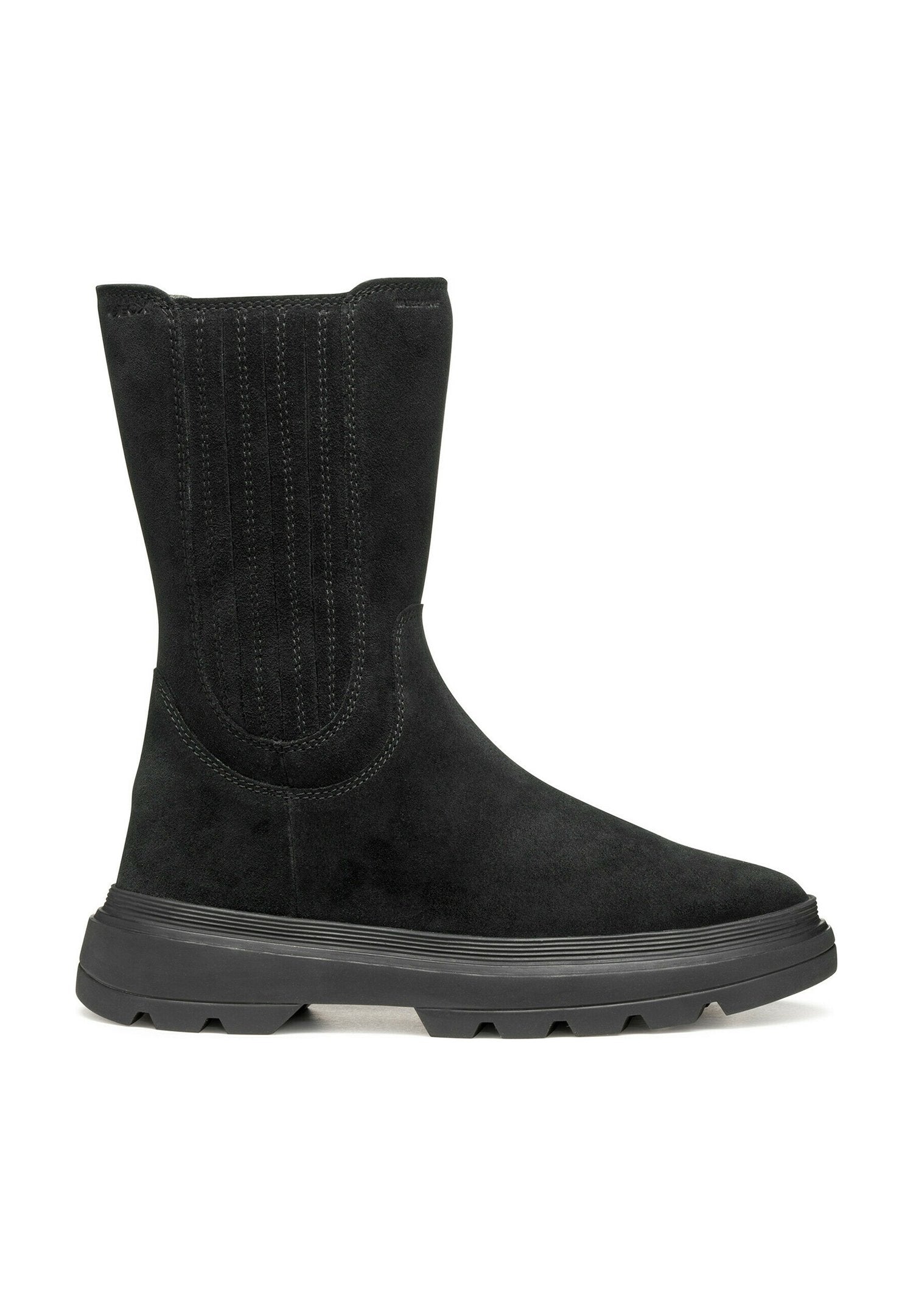 Schwarze Wildleder-Stiefelette mit runder Zehenform, elastischen Seitenpaneelen und einer dicken schwarzen Gummisohle mit Profilmuster.