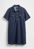Dunkelblaues Jeanshemdkleid mit kurzen Ärmeln, zwei Brusttaschen, Fünf-Knopf-Leiste und dezenter Verwaschung.