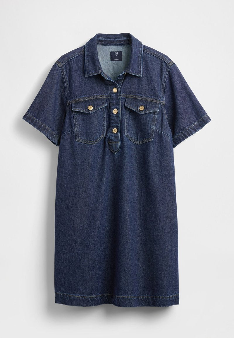 Dunkelblaues Jeanshemdkleid mit kurzen Ärmeln, zwei Brusttaschen, Fünf-Knopf-Leiste und dezenter Verwaschung.