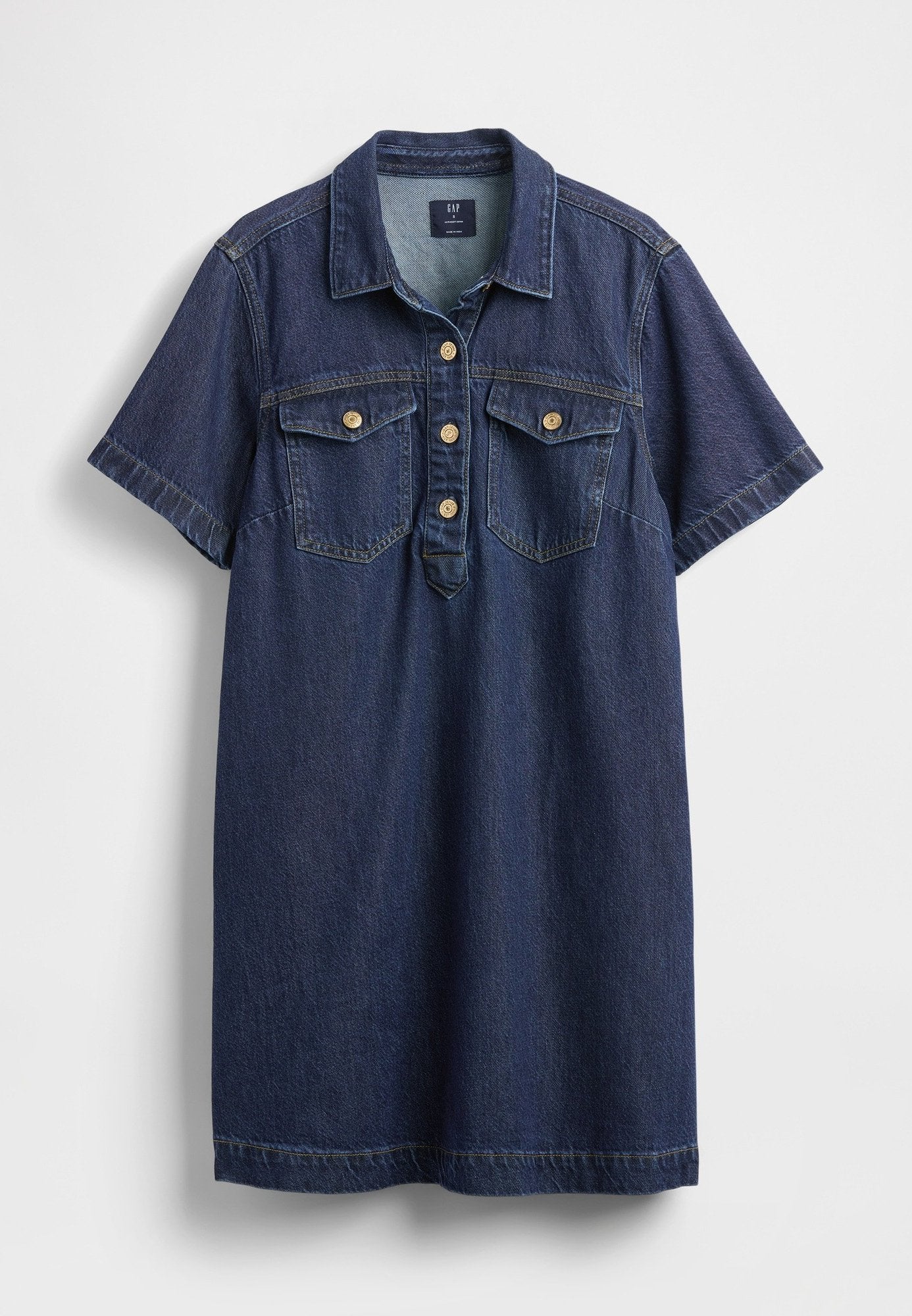 Dunkelblaues Jeanshemdkleid mit kurzen Ärmeln, zwei Brusttaschen, Fünf-Knopf-Leiste und dezenter Verwaschung.