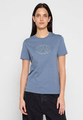 Blaues Baumwoll-T-Shirt mit Rundhalsausschnitt und einem strukturierten, ovalen "DIESEL"-Logo in dezentem Graudruck, kombiniert mit dunkler Hose.