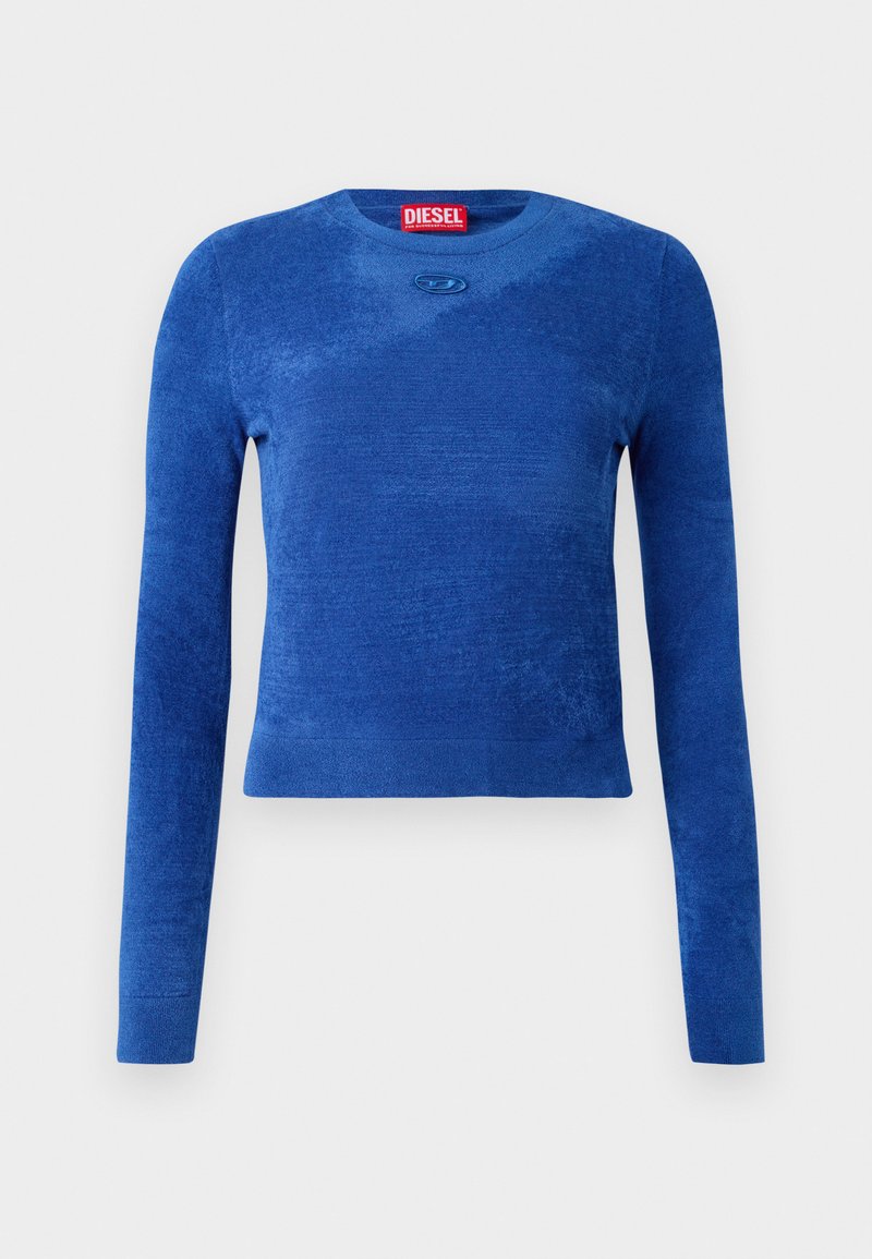 Blauer langärmeliger Cropped-Pullover mit Rundhalsausschnitt, subtiler Textur und kleinem ovalen Logo-Emblem unterhalb des Ausschnitts.