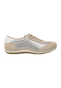 Beige und silberne Sneaker mit Obermaterial aus Wildleder, strukturiertem metallischen Akzent, Textilzunge, charakteristischen Stitchings und Gummisohle.