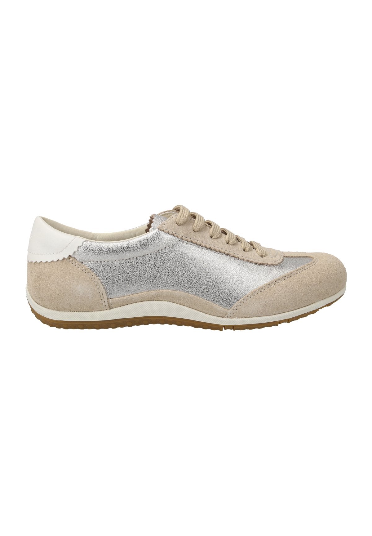 Beige und silberne Sneaker mit Obermaterial aus Wildleder, strukturiertem metallischen Akzent, Textilzunge, charakteristischen Stitchings und Gummisohle.