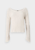 Cremfarbener, kurz geschnittener Pullover mit weitem Ausschnitt und langen, glockenförmigen Ärmeln. Der strukturierte Rippstrickstoff hat eine lockere Webart.