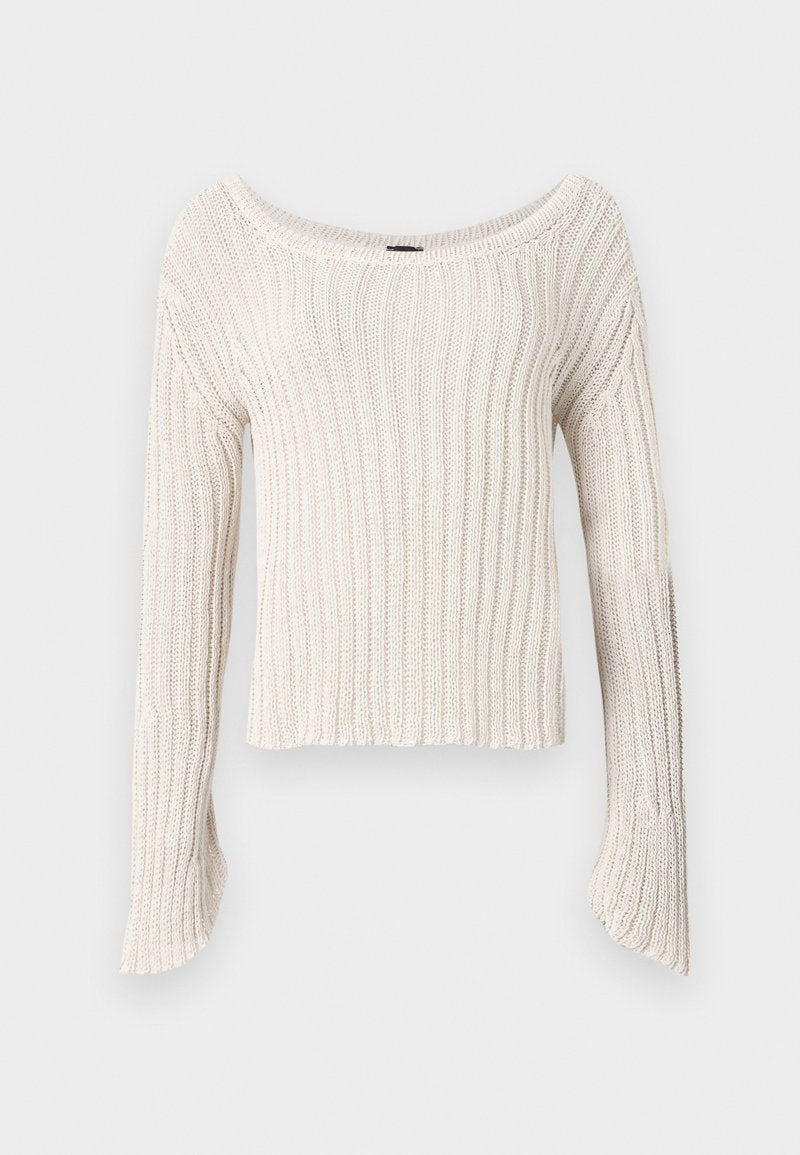 Cremfarbener, kurz geschnittener Pullover mit weitem Ausschnitt und langen, glockenförmigen Ärmeln. Der strukturierte Rippstrickstoff hat eine lockere Webart.