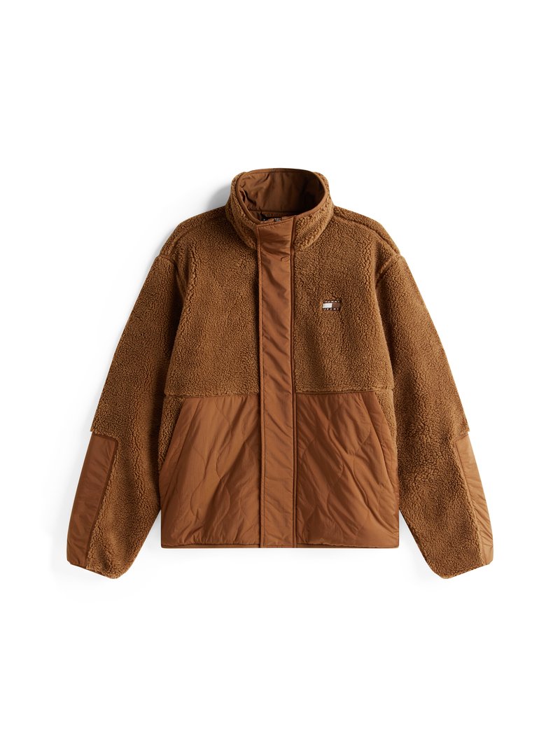 Braune Fleecejacke mit hohem Kragen, ausgestattet mit einem glatten braunen Paneeldesign, Frontreißverschluss und kleinem Logo auf der Brust.
