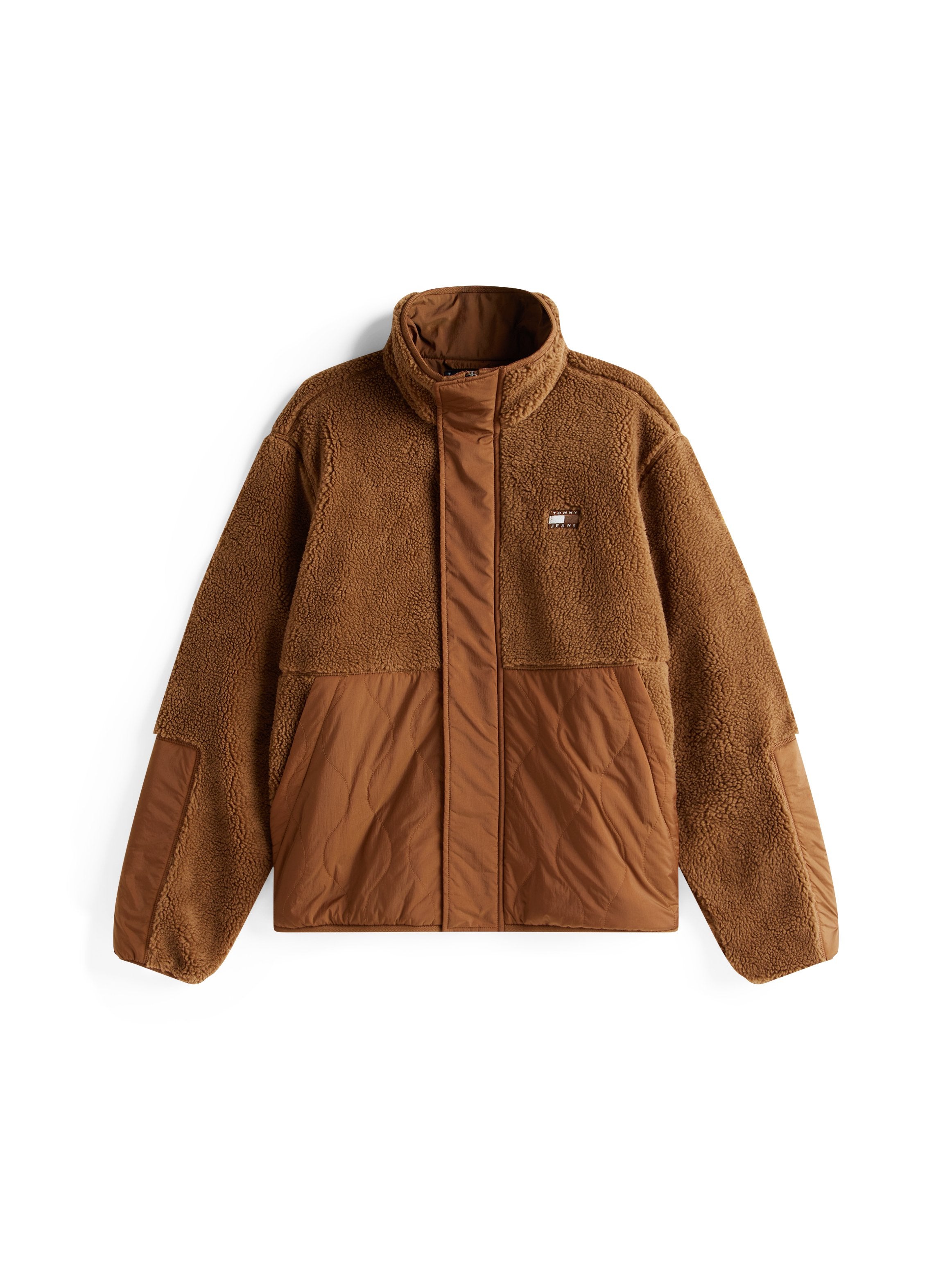 Braune Fleecejacke mit hohem Kragen, ausgestattet mit einem glatten braunen Paneeldesign, Frontreißverschluss und kleinem Logo auf der Brust.