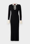 Schwarz gestreiftes langärmeliges Kleid mit einem elfenbeinfarbenen Kragen und Manschetten, ausgestattet mit einem Schlüsselloch-Ausschnitt und ausgestellten Ärmelakzenten.