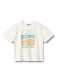 Weißes kurzärmeliges T-Shirt aus Baumwolle mit einem Strandmotiv, das eine Sonne, Wellen und den blauen Schriftzug "SUMMER ISLAND" zeigt.