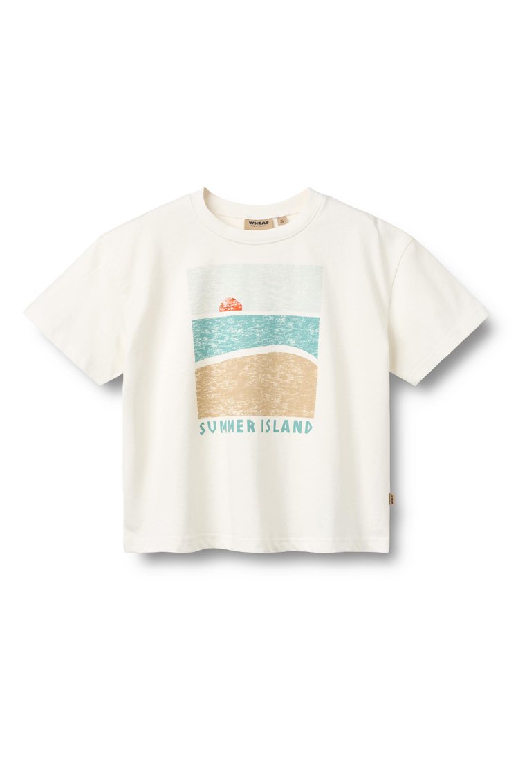 Weißes kurzärmeliges T-Shirt aus Baumwolle mit einem Strandmotiv, das eine Sonne, Wellen und den blauen Schriftzug "SUMMER ISLAND" zeigt.