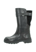 Hohe schwarze Lederstiefel mit Gummisohle, seitlichem Riemen und Schnalle, glatter Textur und einem Stoffpaneel auf der Rückseite.