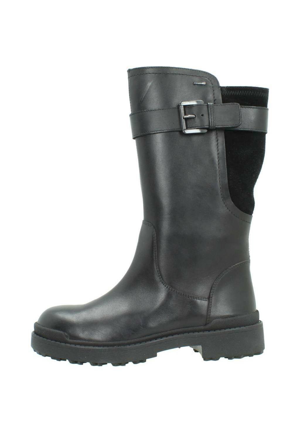 Hohe schwarze Lederstiefel mit Gummisohle, seitlichem Riemen und Schnalle, glatter Textur und einem Stoffpaneel auf der Rückseite.