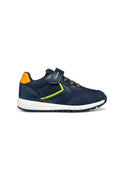 Marineblaue Sneaker aus Wildleder und Mesh-Materialien, weiße Sohle, orangefarbener Fersenakzent und neongrüne Details. Mit einem Klettverschluss befestigt.