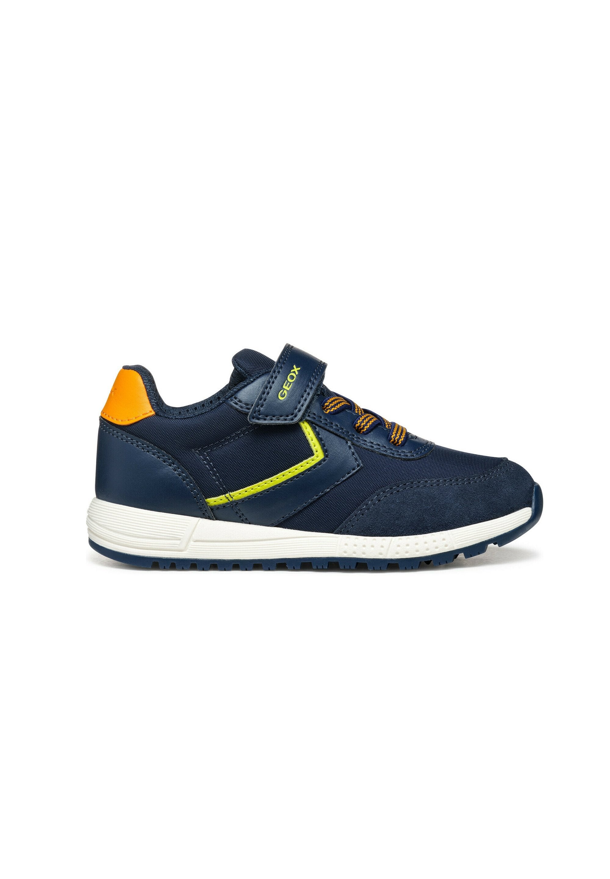 Marineblaue Sneaker aus Wildleder und Mesh-Materialien, weiße Sohle, orangefarbener Fersenakzent und neongrüne Details. Mit einem Klettverschluss befestigt.