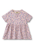 Hellrosa kurzärmliges Kleid mit geraffter Taille und Blumenmuster mit blauen und lila Blumen. Weicher Stoff mit rundem Ausschnitt.