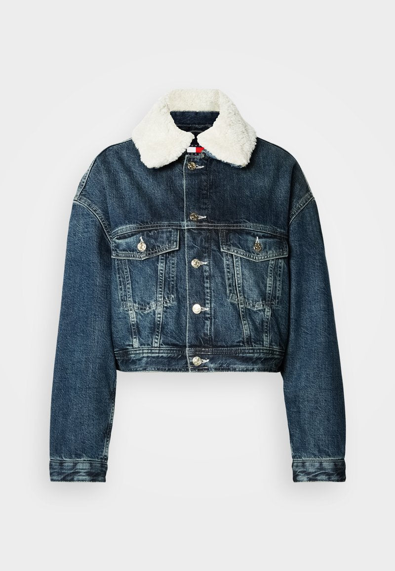 Taillierte Jeansjacke in Dunkelblau mit einem weißen Kunstfell-Kragen. Verfügt über silberne Knöpfe und doppelte Brusttaschen. Klassische Jeansstruktur.