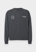 Dunkelgraues Langarmshirt mit weißem "ALLSAINTS"-Text und rundem Logo, das auf der Brust aufgedruckt ist, vor einem einfachen hellen Hintergrund.