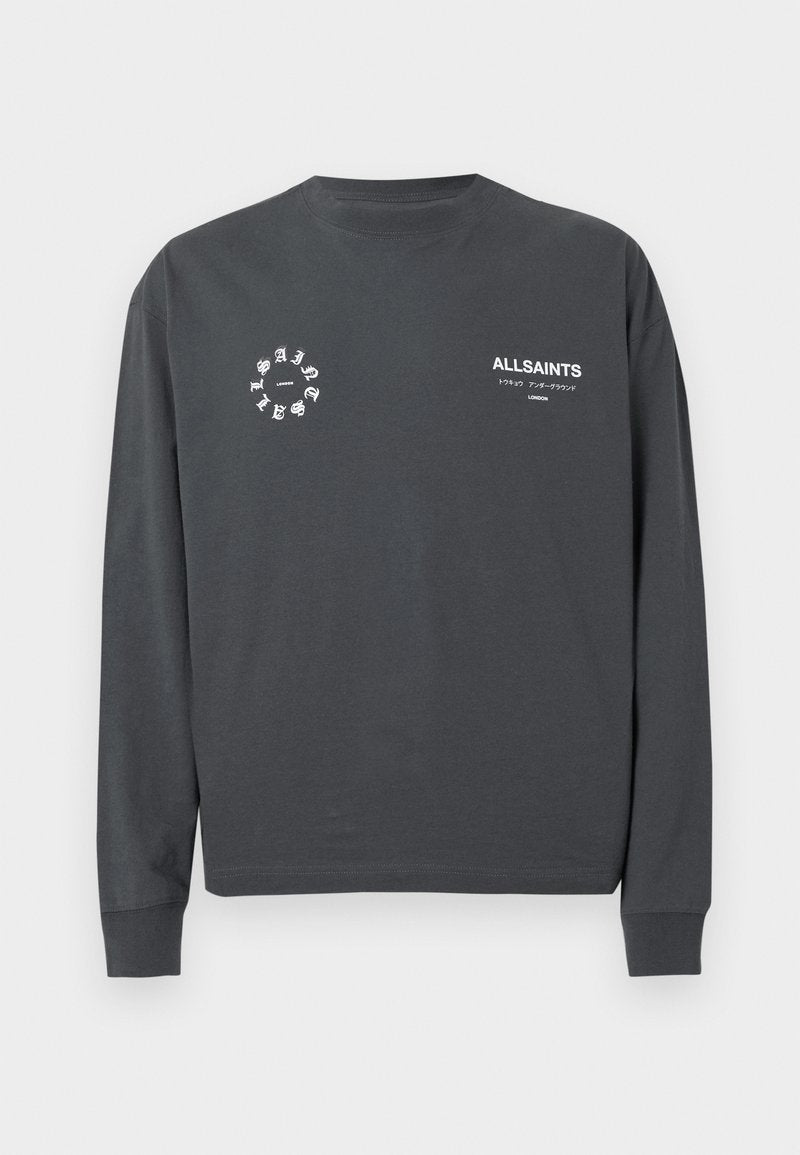 Dunkelgraues Langarmshirt mit weißem "ALLSAINTS"-Text und rundem Logo, das auf der Brust aufgedruckt ist, vor einem einfachen hellen Hintergrund.
