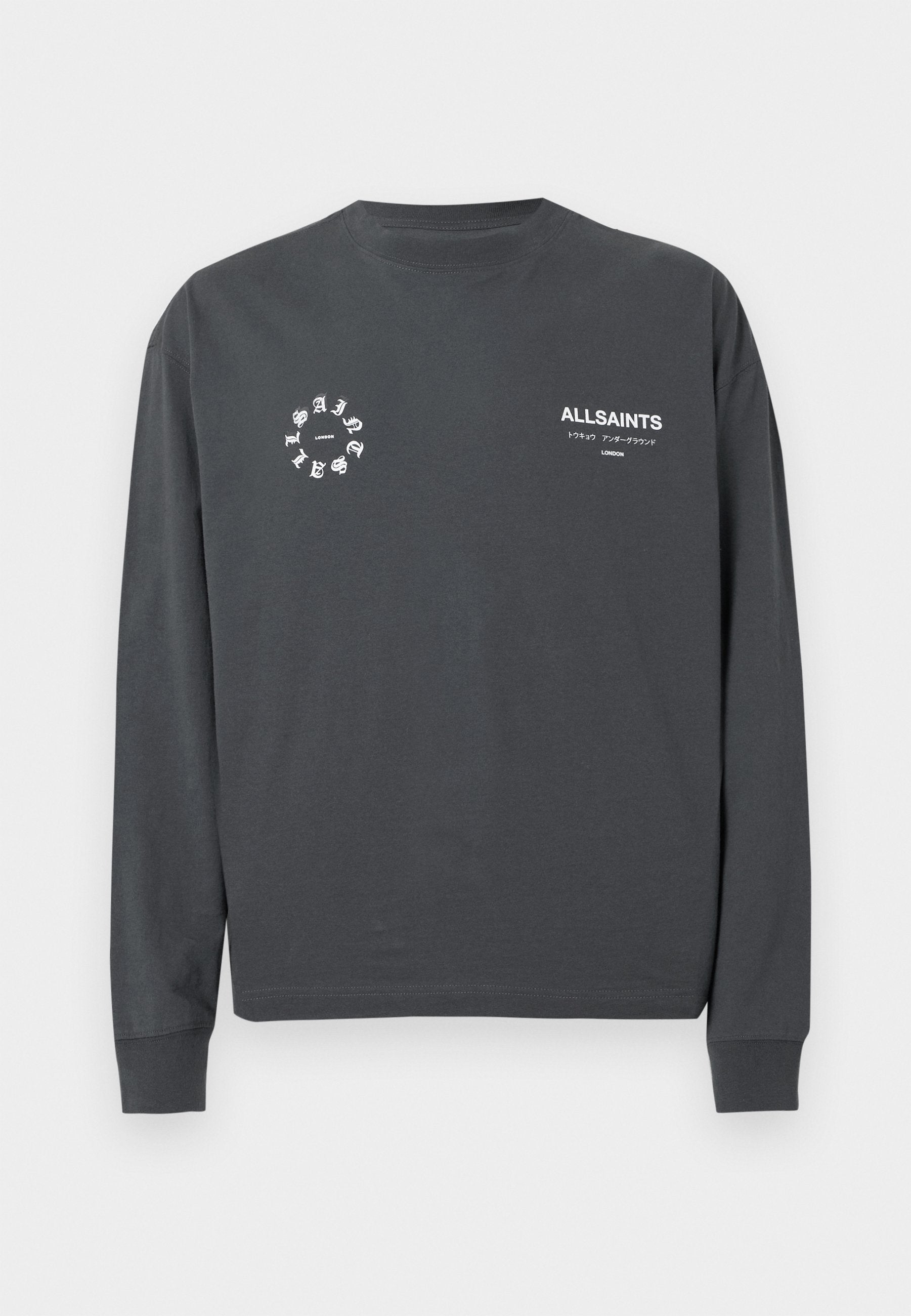 Dunkelgraues Langarmshirt mit weißem "ALLSAINTS"-Text und rundem Logo, das auf der Brust aufgedruckt ist, vor einem einfachen hellen Hintergrund.
