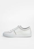 Weiße Ledersneaker mit perforierten Details, flacher Gummisohle, runder Zehenpartie und Schnürdesign. Graue Akzente am Kragen und Logo.