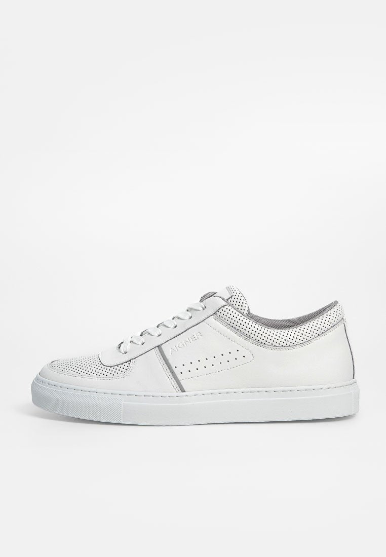 Weiße Ledersneaker mit perforierten Details, flacher Gummisohle, runder Zehenpartie und Schnürdesign. Graue Akzente am Kragen und Logo.