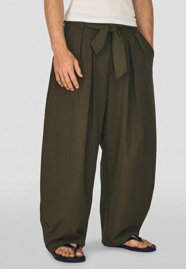 Bershka BELT BARREL-LEG - TROUSERS - Trousers - khaki
