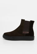 Braune Chelsea-Stiefel aus Wildleder mit elastischen Seitenteilen, schwarzer Kontrastsohle und strukturiertem Finish. Mit einem markenprägten Lederpatch an der Seite.
