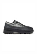 Schwarzer und grauer Sneaker mit einer gummierten Oberseite, strukturierten Oberfläche, dicker Sohle und Schnürdesign mit schwarzen Schnürsenkeln und Metallösen.