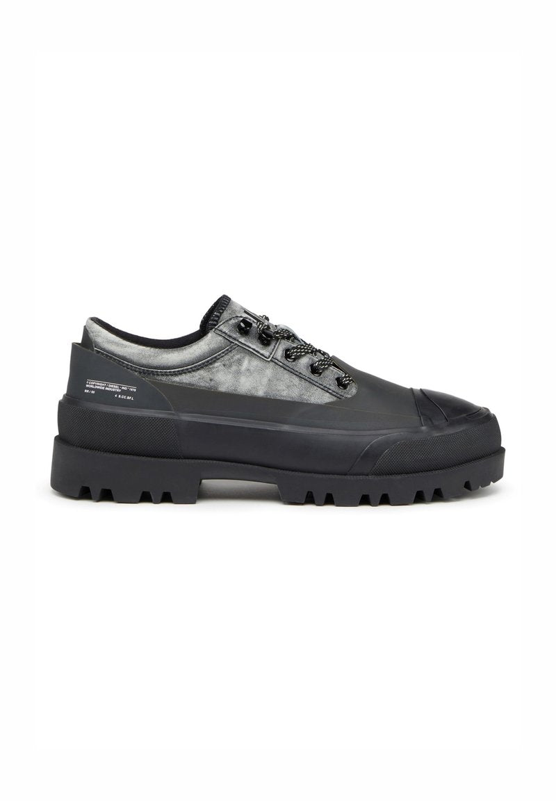 Schwarzer und grauer Sneaker mit einer gummierten Oberseite, strukturierten Oberfläche, dicker Sohle und Schnürdesign mit schwarzen Schnürsenkeln und Metallösen.