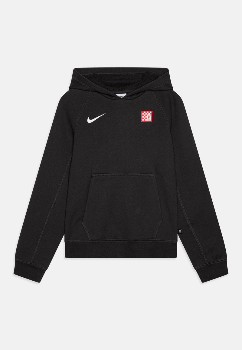 Schwarzer Hoodie mit einer Fronttasche, einem rot-weißen ähnlichen Schachbrettlogo und einem weißen Nike-Swoosh auf der linken Brust. Weiches Material, lässiges Design.