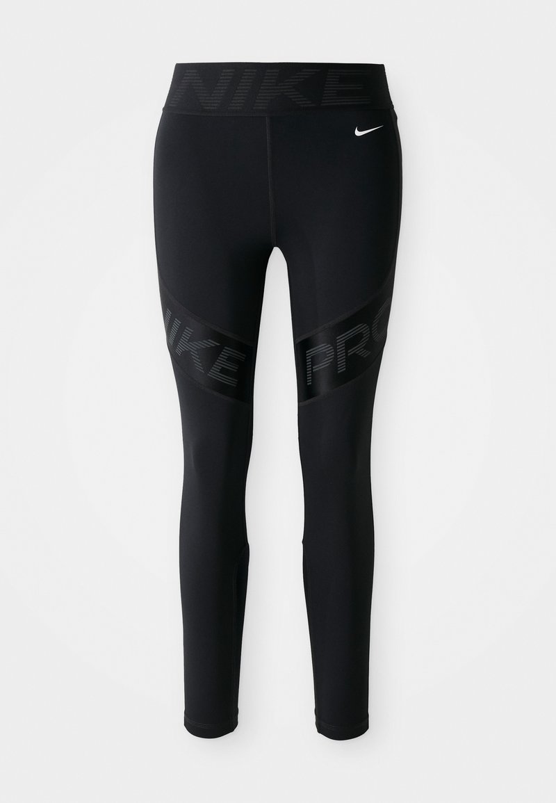Schwarze Nike Pro Leggings mit hohem Bund, auf dem der Schriftzug "NIKE" sowie ein kleines weißes Nike-Swoosh-Logo auf der linken Hüfte angebracht sind.