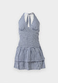 Kariertes Sommerkleid in Marineblau und Weiß, mit tailliertem Oberteil, Halterneck, offenem Rücken und einem gestuften, volantrüschierten Saum.