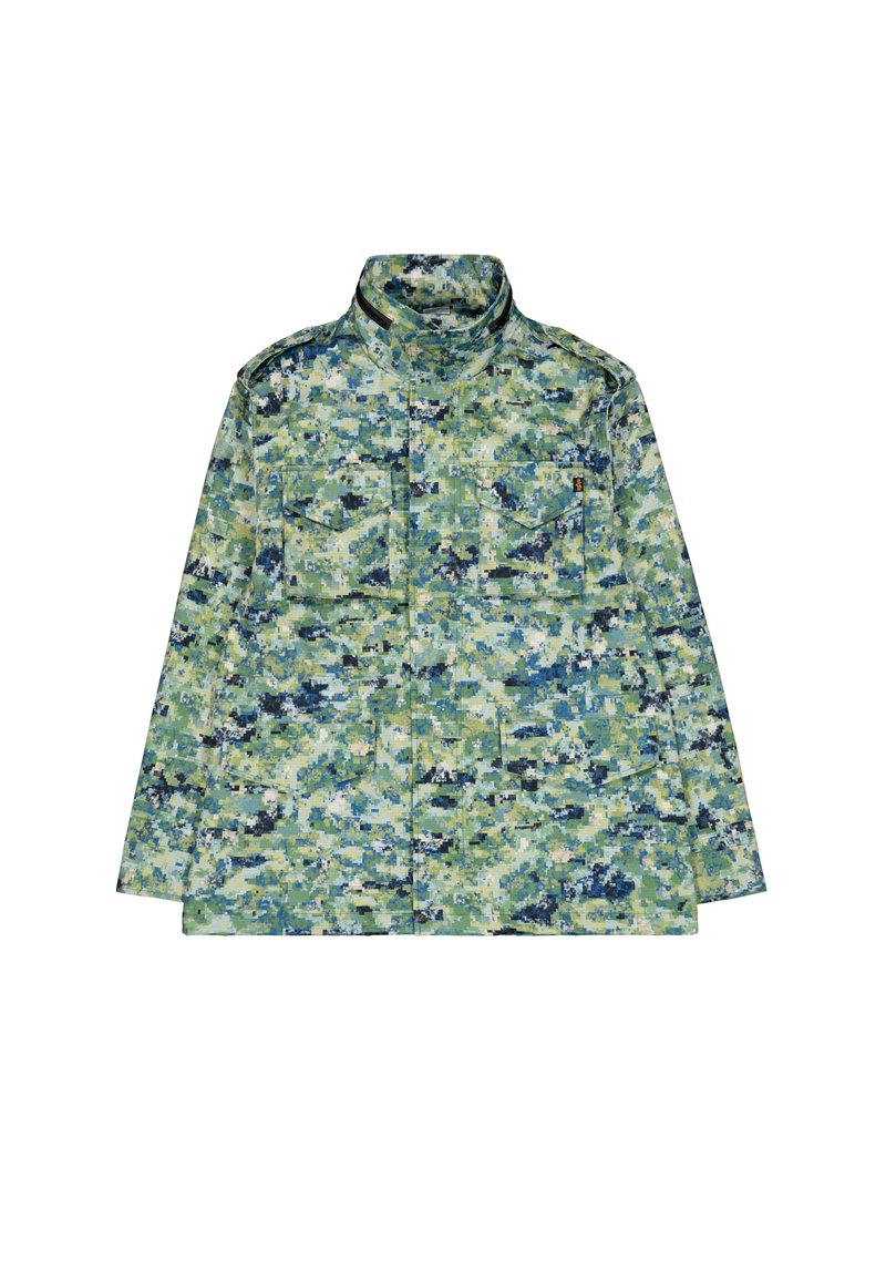 Camouflagejacke in Grüntönen mit einem pixelartigen Muster, ausgestattet mit einem hohen Kragen und zwei Brusttaschen. Hergestellt aus einem strukturierten Stoff.