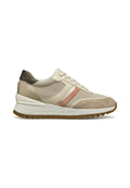 Beige und taupe Sneaker mit Netzpaneelen, pinkem Akzentstreifen und gepolstertem Kragen. Verfügt über eine strukturierte Sohle und ein abgerundetes Zehendesign.