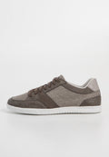 Sneaker aus einer Mischung aus hellbraunem und dunkelbraunem Stoff, Lederakzenten, weißer Gummisohle, runder Zehenpartie und flachem Schnürsystem.