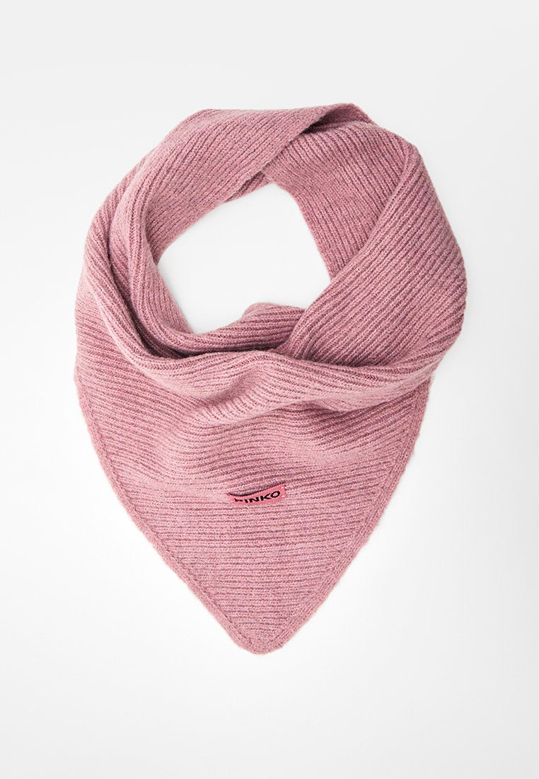Rosa gerippter, gestrickter dreieckiger Schal, zu einer Schlaufe gefaltet, mit einem kleinen rechteckigen Etikett auf der Vorderseite.