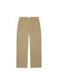 Khaki Cargo-Hosen mit weitem Bein, Knopfverschluss, Gürtelschlaufen und großen Klappentaschen an beiden Oberschenkeln.