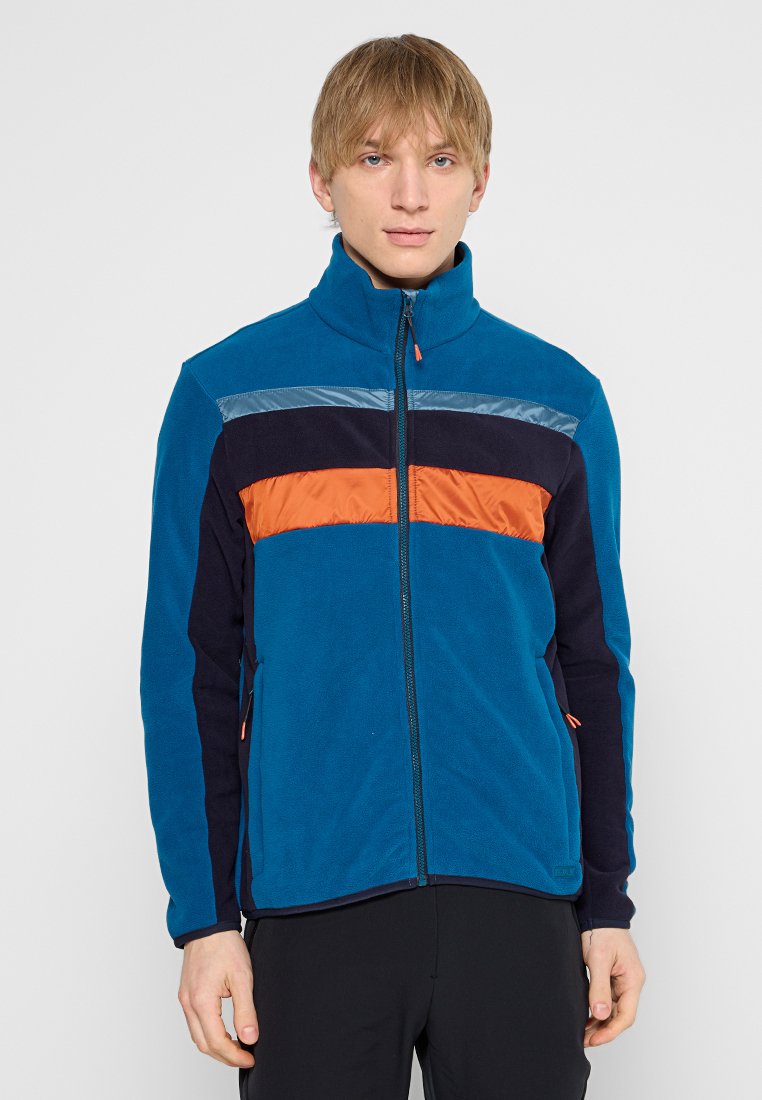 Fleecejacke in Blau mit horizontalen Streifen in Marineblau und Orange, hohem Kragen, Frontreißverschluss und seitlichen Taschen. Weiche Textur.