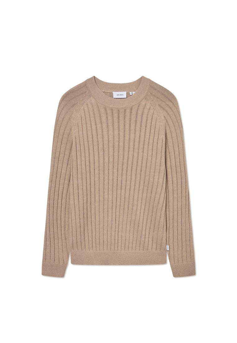 Beige gerippter Strickpullover mit langen Ärmeln, rundem Hals und dezentem seitlichem Logoschild. Verfügt über ein strukturiertes Muster und enganliegende Bündchen.