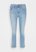 Helle blaue Denim-Jeans mit taillierter Passform, leichtem Schlag am Beinende, Fünf-Taschen-Stil und Metallknopfverschluss.