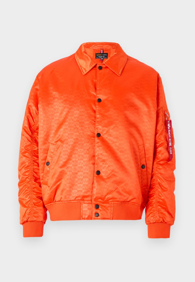 Helle orange Satin-Bomberjacke mit schwarzen Knöpfen, gerippten Bündchen und Seitentaschen. Verfügt über ein dezentes Muster und ein markiertes Etikett am Ärmel.