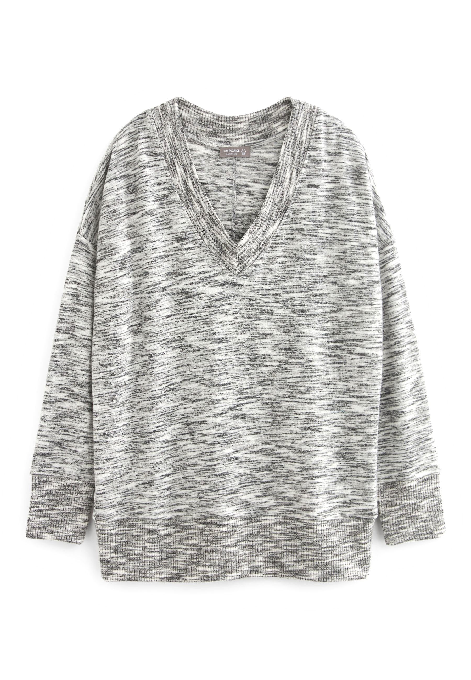 Grau-weiß meliertes Sweatshirt mit V-Ausschnitt, überschnittenen Schultern und gerippten Bündchen sowie Saum. Weicher Stoff mit entspannter Passform.