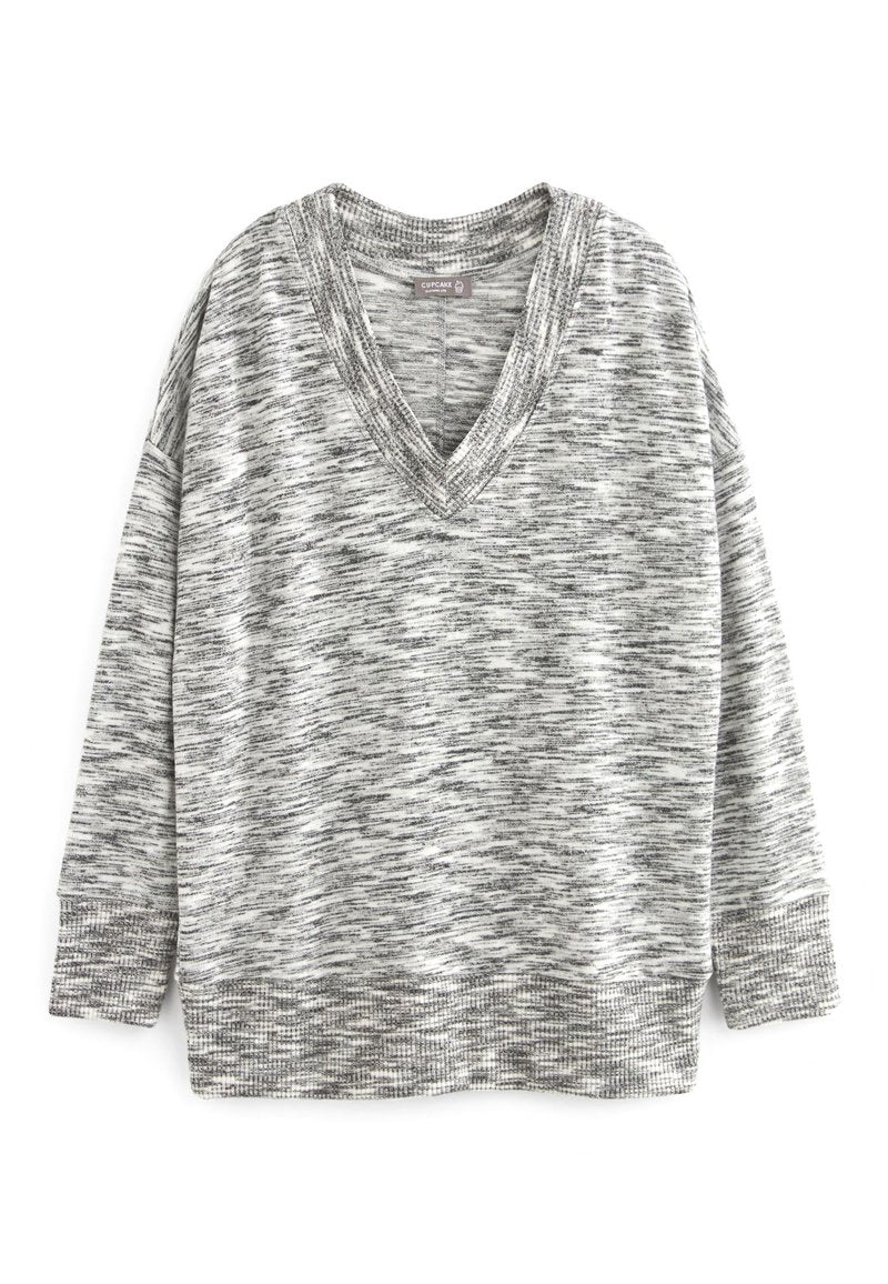 Grau-weiß meliertes Sweatshirt mit V-Ausschnitt, überschnittenen Schultern und gerippten Bündchen sowie Saum. Weicher Stoff mit entspannter Passform.
